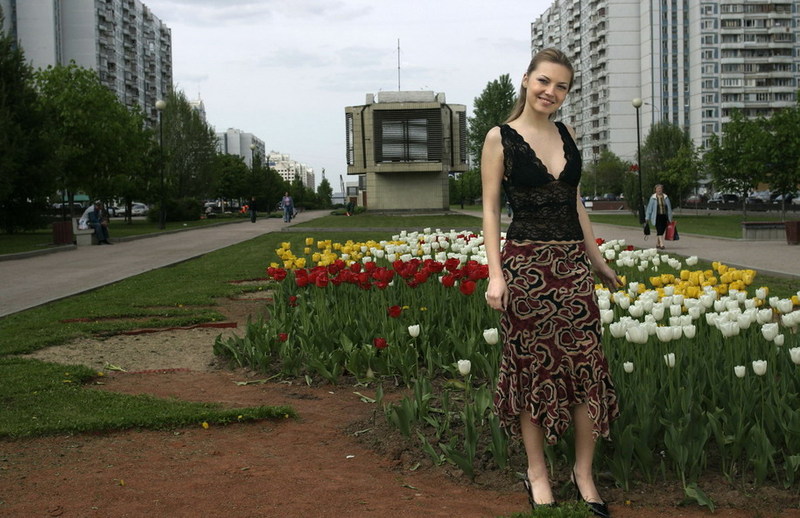 Молодая чикса прогуливается по городу и сверкает пилоткой 1 фотография