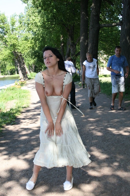 Раскрепощенная сучка засветила прелести во время прогулки по городу 8 фотография